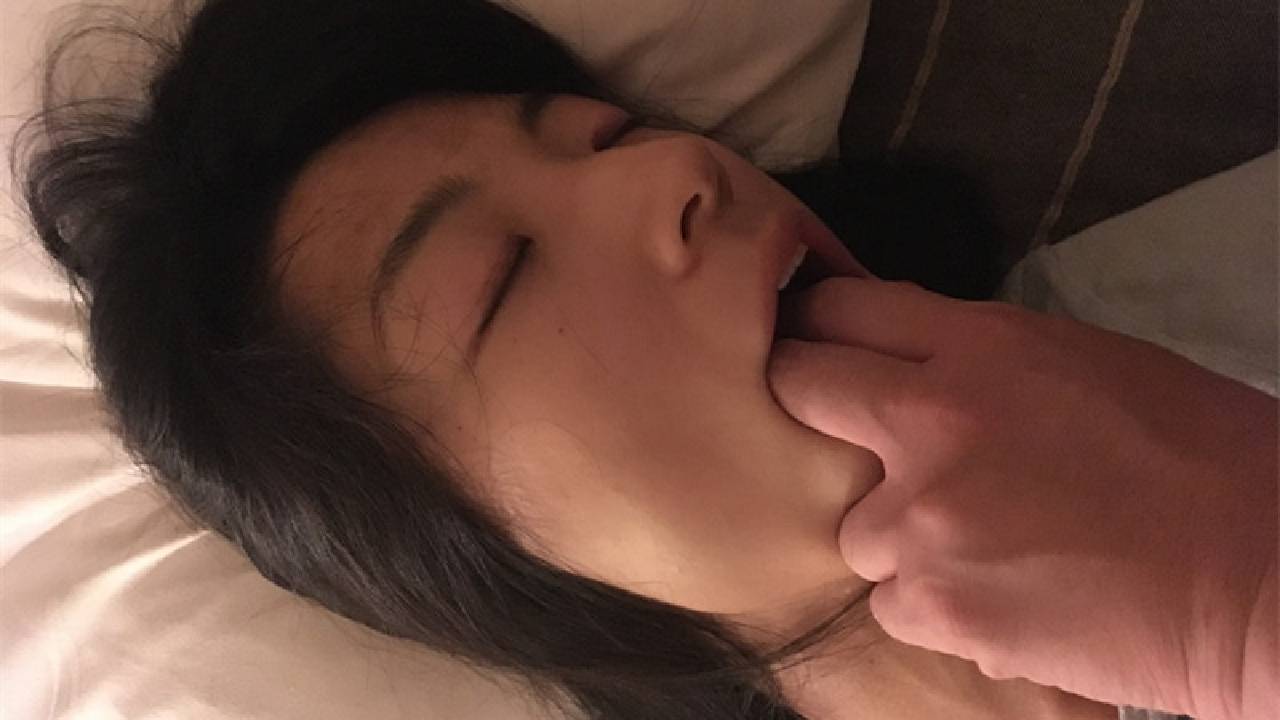 趁着邻居妹妹睡觉迷奸她