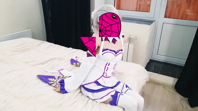 来自_Rezero_的纯真精灵_Emilia_被猛烈地操进紧致的阴户和嘴巴里