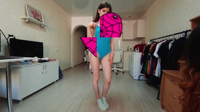 娇小黑发少女身穿紧身衣和袜子激情性感操逼